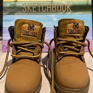 *Gently Used*Toddler water proof boots